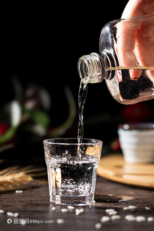 白酒倒酒 一門餐桌上的藝術與禮儀
